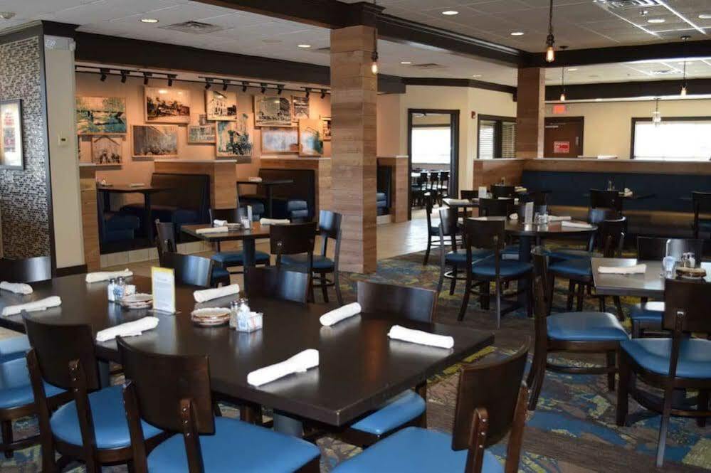 Holiday Inn Conference Center Marshfield, An Ihg Hotel Bagian luar foto